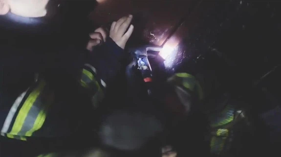 Diyarbakır'da eski toprak ev alevlere teslim oldu: O anlar kask kamerasında!