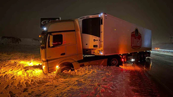Kayseri-Malatya yolunda kış kabusu... Yol kaydı, araçlar savruldu!