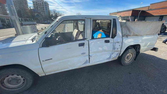 Karaman’da refüj son durak... Minibüsle çarpışan kamyonet kazayı ucuz atlattı!