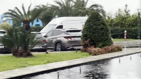 Zeytinburnu’nda siteye bırakılan kargo paketi patladı: 2 yaralı