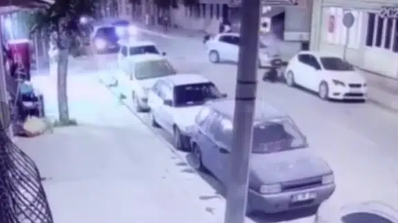 Savrulan motosikletlinin başı otomobilin tamponuna çarptı: Görüntüler herkesi şaşırttı