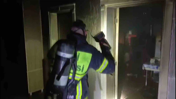 Yalnız adamın alevlerle sınavı... Isıtıcı koltuğa devrildi, ev cehenneme döndü!