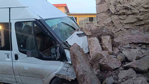 Alın teri yolunda ölümle burun buruna... Minibüs duvara tosladı, umutlar yola saçıldı!
