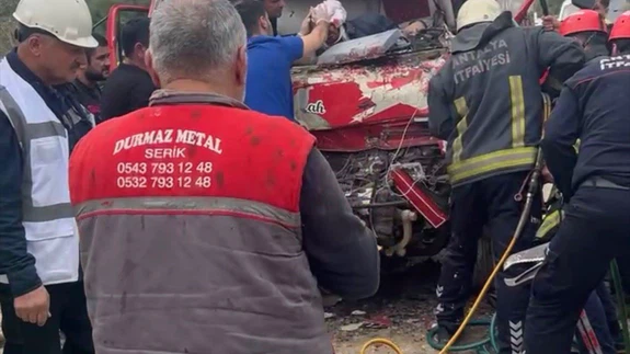 Cenazeye yol veren kamyona ölüm çarpışı... Durdu diye hayatından oluyordu!