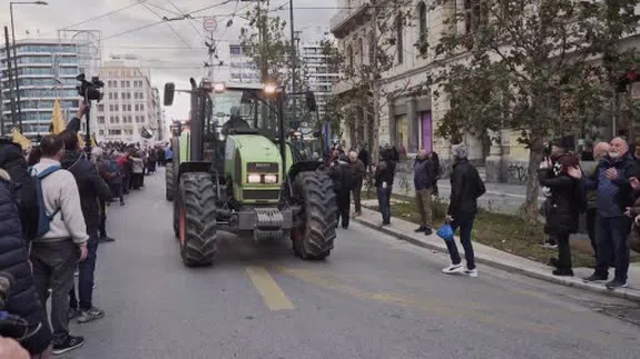 Atina’da çiftçilerden, parlamento binası önünde traktörlü protesto