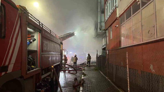 Bağcılar’da korkutan yangın... Alevler birinci kata dayandı!