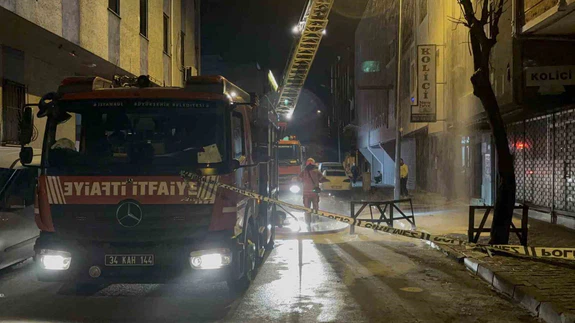 Bağcılar’da alevler gökyüzünü sardı! Üretim katı küle döndü, mahalle ayakta...