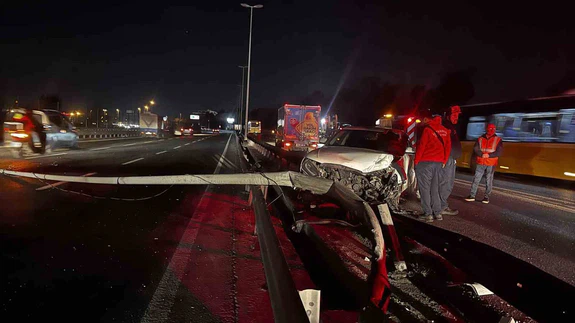 Bakırköy’de otomobil bariyerlere çarptı: 2 yaralı