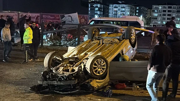 Batman’da direksiyon hakimiyeti gitti, otomobil takla atarak karşı şeride uçtu!