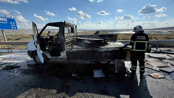 Batman’da seyir halinde alev tuzağı! Kamyonet küle döndü