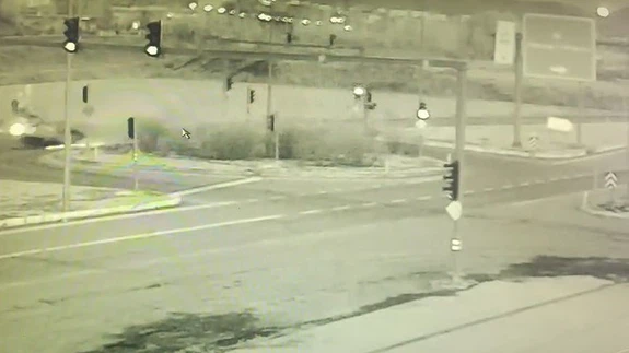 Hızla geldi, direğe çarptı, ters döndü... Saniyeler içinde gelen felaketin görüntüleri ortaya çıktı!