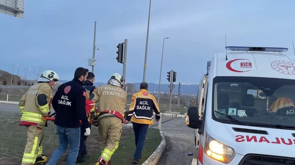 Bingöl’de kontrolden çıkan araç ters döndü! Demir yığını araçtan burnu bile kanamadan çıktı...