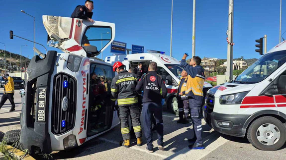 Can taşıyan ambulans devrildi! Sirenler bu kez kendileri için çaldı