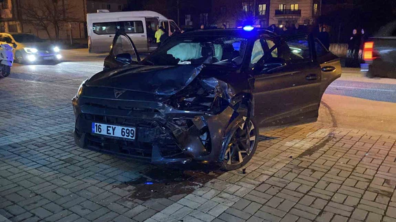 Kontrolsüz kesişim, kaçınılmaz çarpışma... Bursa’da 9 kişi yaralandı!