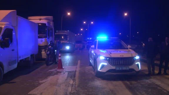 Büyükçekmece TEM Otoyolu’nda tır devrildi: 1 yaralı