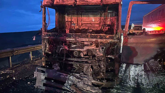 Ankara Yolu’nda alev alev panik... Kabin metal yığınına döndü!