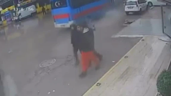 Çukura düşen motosiklet sürücüsü otobüsün altında kalmaktan son anda kurtuldu: O anlar kamerada