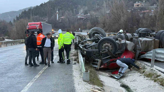 Çankırı’da can pazarı! Devrilen tırın altında kaldı