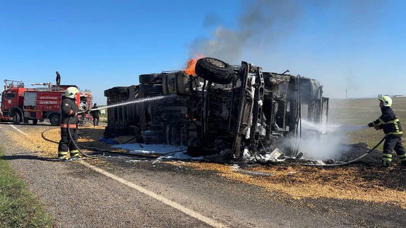 Virajı alamayan tır devrildi, alevler göğe yükseldi! Sürücü sinir krizi geçirdi