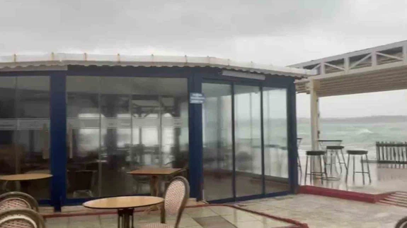 Didim’de fırtına etkili oldu: Deniz taştı, kafeyi su bastı