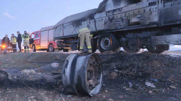 Teker patladı, alevler yükseldi! Karaman'da insanlık dersi...