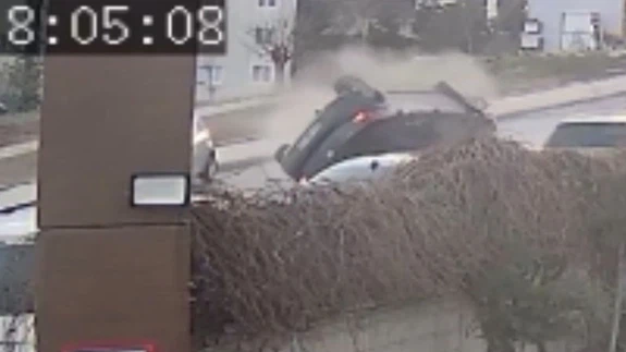 Elazığ’da fren yetmedi, sokak inledi... Savrulan aracın ters döndüğü anlar kameraya böyle yansıdı!