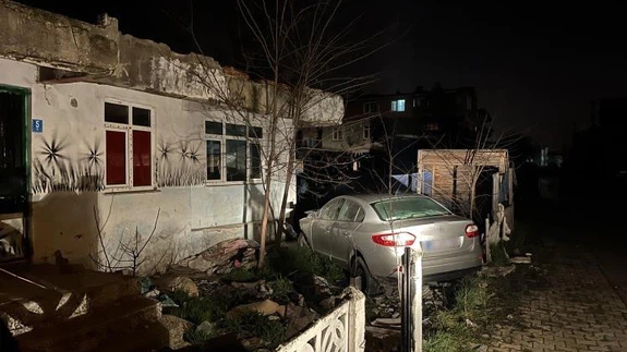 Tekirdağ’da akılalmaz kaza... Duvarı aştı, evin bahçesine daldı!
