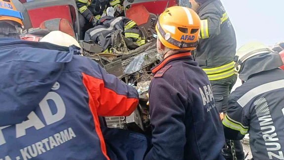 Erzurum’da tır kaydı, otobüs biçti! Kar ve sis ölümle burun buruna getirdi