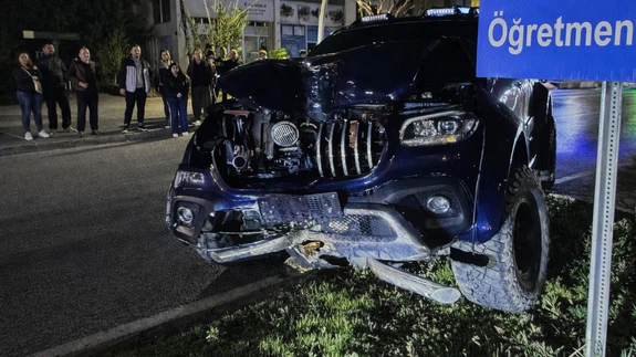 Antalya’da direksiyon hakimiyetini kaybeden kamyonet refüje daldı!