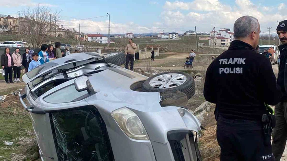 Direksiyon kaydı, hayat askıda kaldı! Şarampole devrilen araçtan mucize kurtuluş...