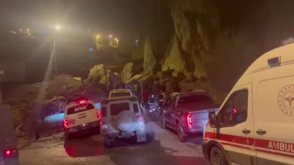 Hakkari’de dev kayalar mahalle yoluna düştü