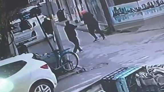 Sokak ortasında infaz gibi cinayet: Kayınbabasını sokak ortasında vurduğu görüntüler ortaya çıktı!