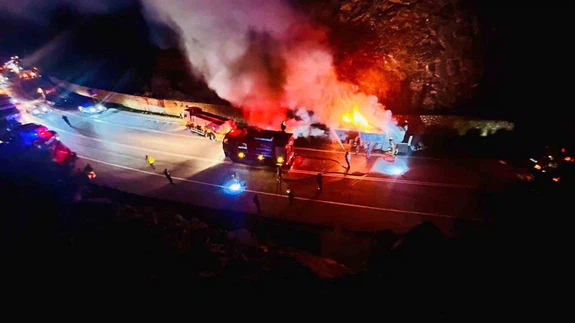 Ekmeğini taşıyordu, alevlere bıraktı... Tırdan ayrılan dorse ateş topuna döndü!