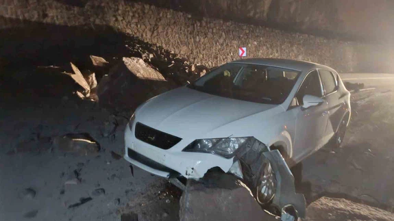 Erzurum'da saniyelerle gelen felaket... Kayalar gökten yağmur gibi yağdı!