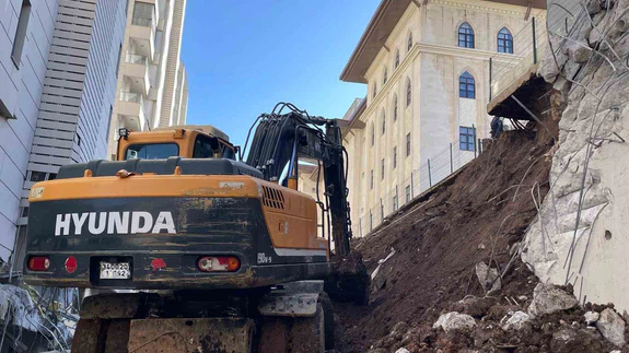 Sıfır binada 4 dairelik çürük duvar skandalı... Şanlıurfa'da istinat duvarı çöktü, gürültü koptu!