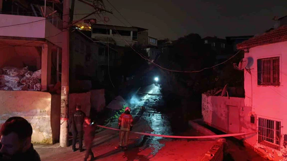 Bir ağaç, 2 yıkım, bitmeyen çile... Kökler duvarı yıktı, ateş mahalleye sıçradı!