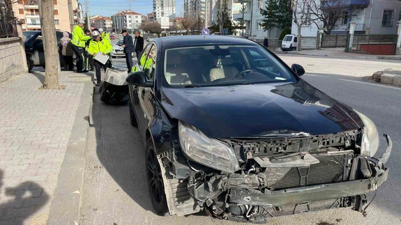 Karaman’da kavşak terörü! Cip duvara, bir can hastaneye...