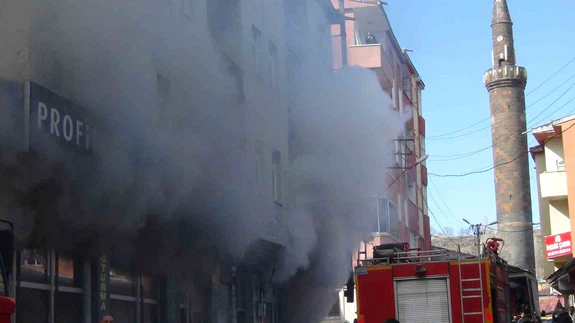 Kars’ta korkutan depo yangını... Alevler büyüdü, kalabalık arttı!