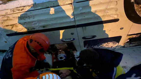 Kars'ta soğuk hava, sıcak dakikalar... Araç taklalarla şarampole uçtu!