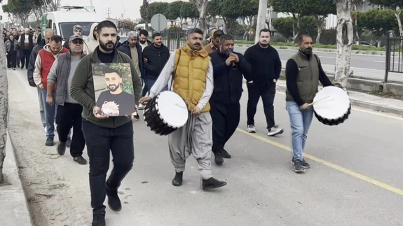 Damatlık giyemedi, tabutla uğurlandı... 27 yaşındaki gencin son yolculuğuna davul zurna eşlik etti!