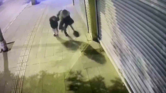 Hatay'da yıkım kontrolden çıktı! Anne ve kız ölümden böyle kaçtı