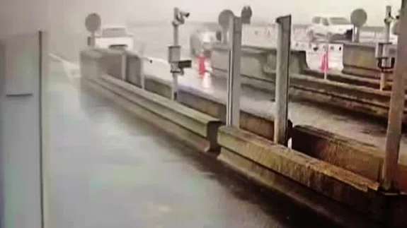 Ankara yolunda beton bariyerle randevu... Aracın gişelere ok gibi saplandığı anlar kameraya böyle yansıdı!