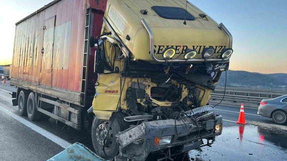 Kuzey Marmara Otoyolu’nda yürekleri ağza getiren kaza! Kamyon TIR’a ok gibi saplandı