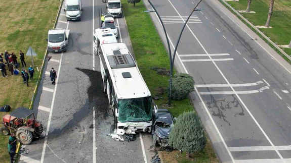 Manisa'da göz gözü görmedi... Zincirleme kaza ortalığı savaş alanına çevirdi!