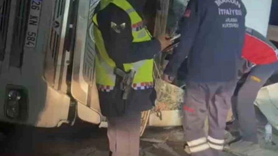 Mardin’de pet şişe yüklü tır devrildi: 1 yaralı