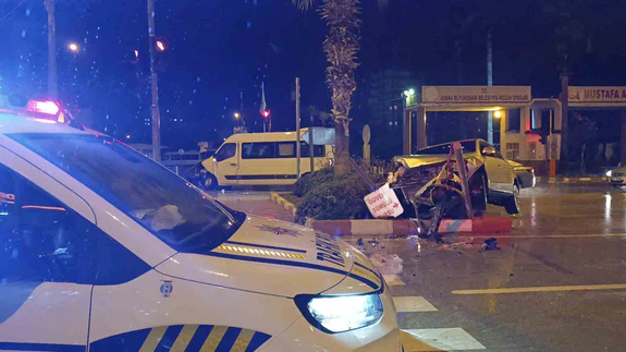 Adana’da yürek sızlatan kaza! Araç refüje uçtu, ağaca saplandı