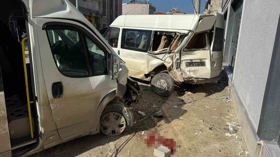 Park halindeki araca ok gibi saplandı! Hatay'da yürek hoplatan çarpışma anbean kamerada...