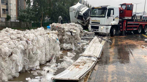 Tır savruldu, naylon atıklar saçıldı... Adana’da otoyol çöplüğe döndü!