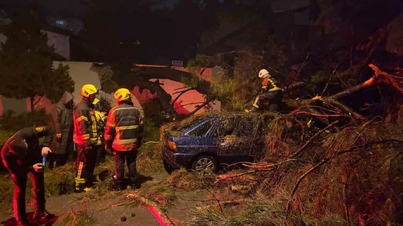 Rüzgar esti, felaket geldi... Yolun ortasında hayatla ölüm arasında kaldılar!