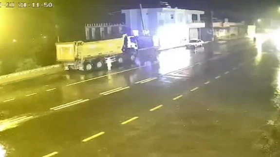 Sağlık ekipleri seferber oldu ama… 77 yaşındaki kadının hayatını kaybettiği kaza anbean kameraya yansıdı!